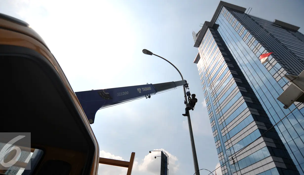Pemrov DKI Jakarta akan mengganti seluruh lampu listrik Penerangan Jalan Umum (PJU) di wilayah Jakarta dari konvensional menjadi lampu hemat energi "light emitting diode" (LED), Jakarta, Selasa (29/12). (Liputan6.com/Yoppy Renato)