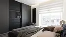 Penggunaan warna turunan hitam-putih menghadirkan kesan lembut dan rileks di kamar.(home-designing.com)