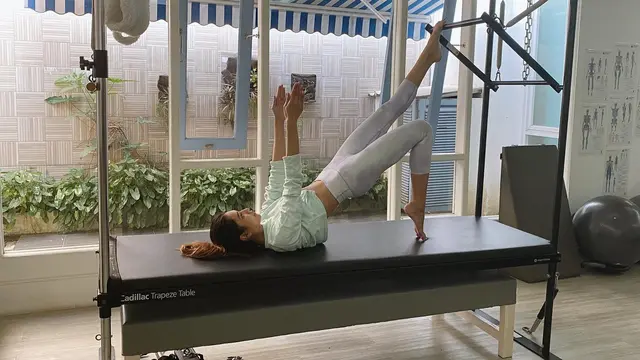 7 Gaya Mikha Tambayong saat Olahraga Yoga Hingga Pilates, Makin Langsing