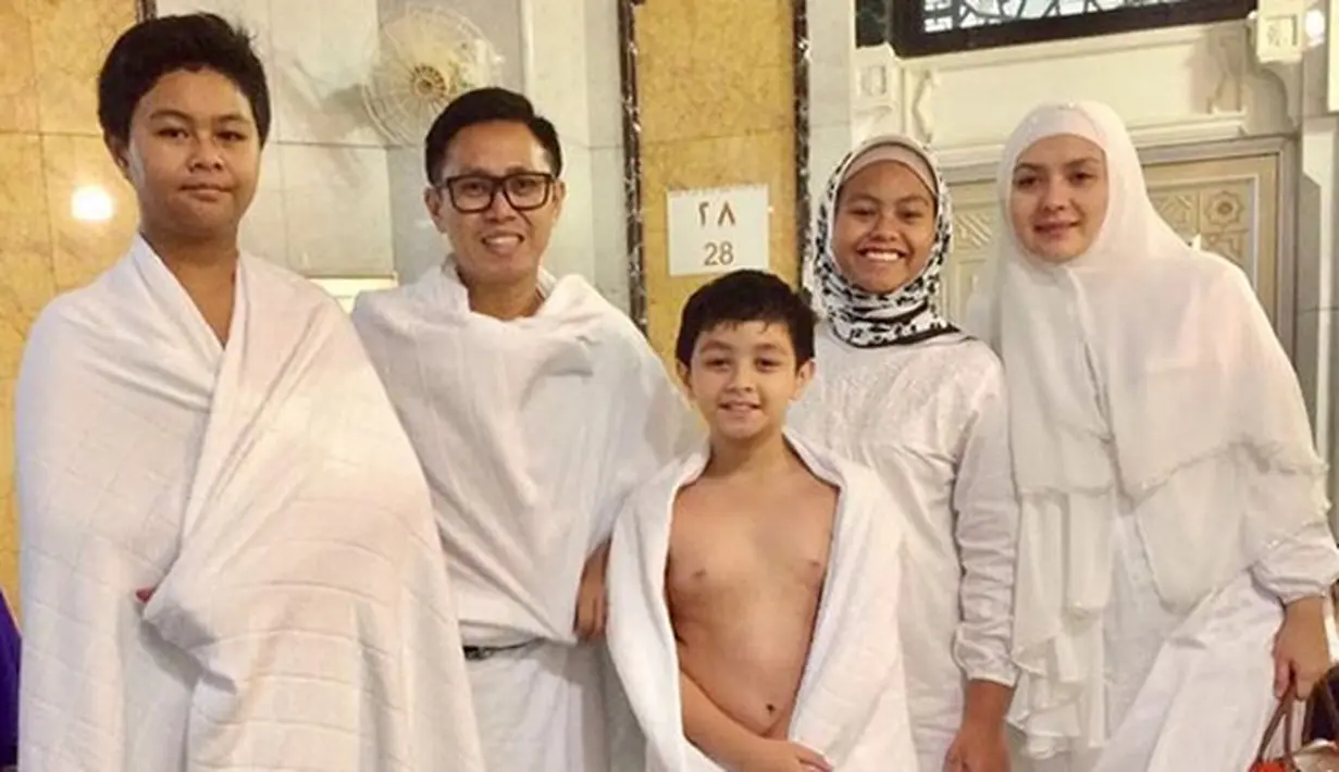 Presenter juga politisi, Eko Patrio bersama dengan keluarganya juga memanfaatkan libur kali ini dengan menjalankan ibadah umrah. "Mohon doanya kami sekeluarga umroh dulu" tulis Eko Patrio. (Instagram/ekopatriosuper)