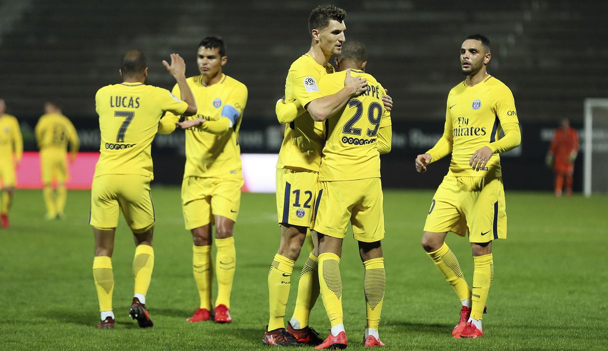 Para pemain PSG merayakan gol saat melawan Angers (SCO) pada lanjutan Ligue 1 Prancis di Raymond Kopa Stadium, Angers, (4/11/2017). PSG menang telak 5-0. (AP/David Vincent)