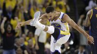 Stephen Curry saat melawan Cleveland Cavaliers  pada laga Final NBA, Kamis (1/6/2017) (AP Photo/Marcio Jose Sanchez)