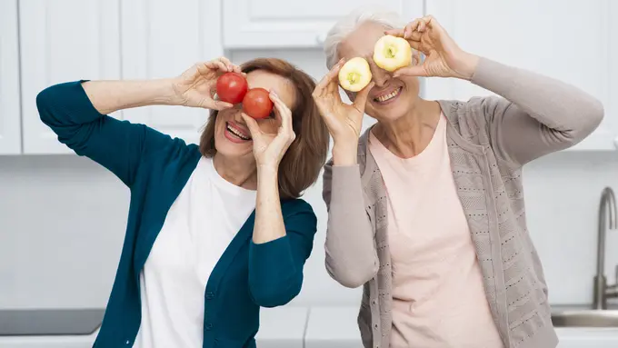 Dua orang perempuan sedang memegang buah di depan matanya (Foto Dok: Freepik/freepik)