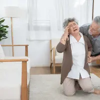 Ini adalah potret perempuan yang tiba-tiba mengalami stroke. Jadi, tetap waspada dan hindari makanan yang dapat pemicunya, ya. (Foto dok: freepik/mkitina4).