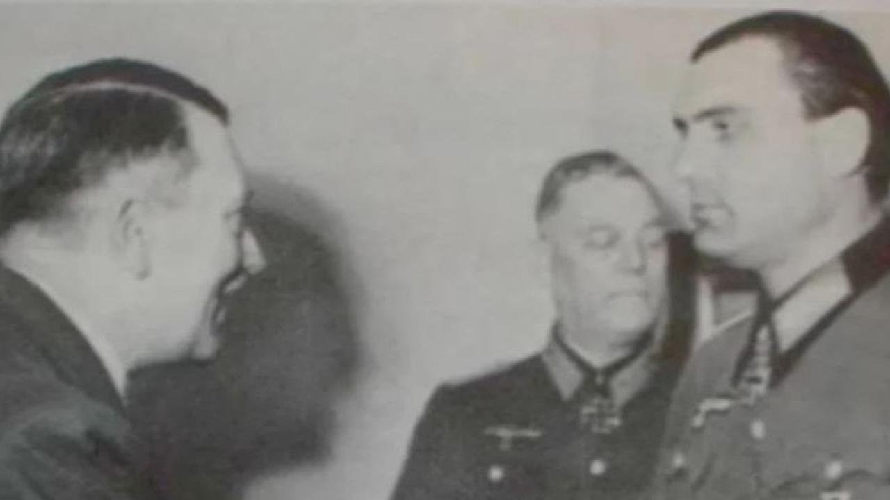 Muncul lagi foto ketiga yang diklaim sebagai foto terakhir Hitler. Dalam foto ini, Hitler memberikan penghargaan kepada Jenderal Theodor Tolsdorff yang dipotret pada 20 Maret 1945, sebulan sebelum kematiannya.