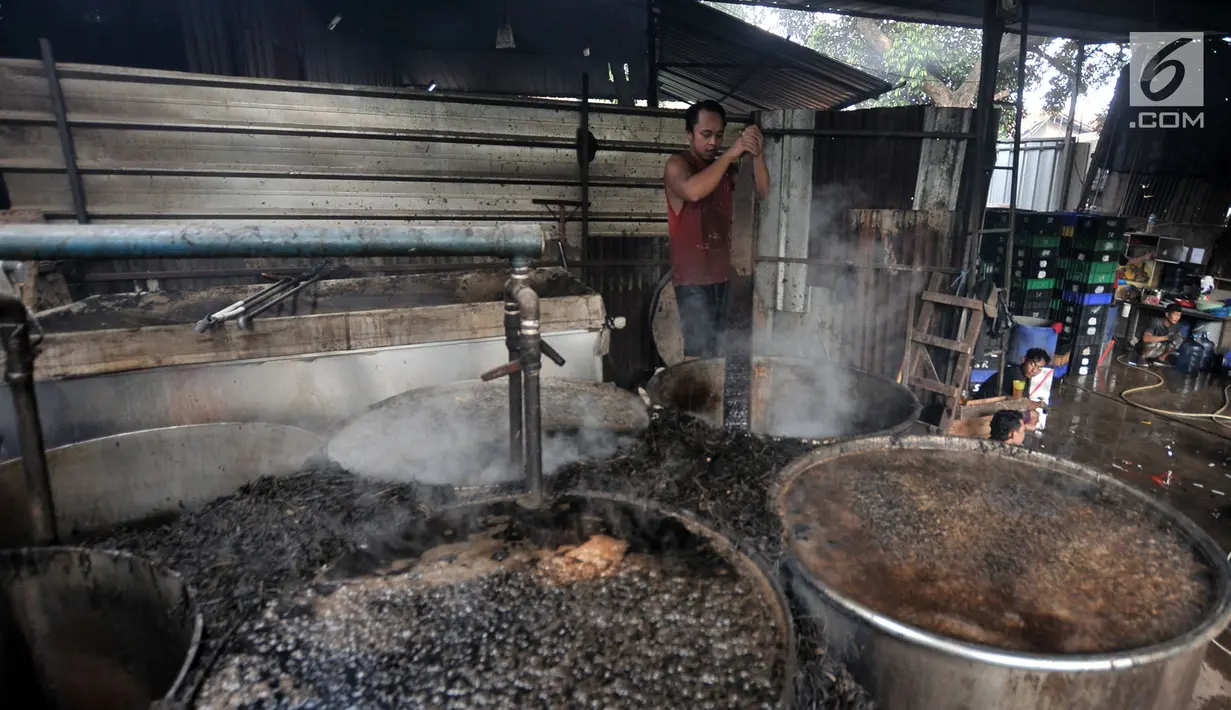 Pekerja memasak daun cincau saat memproduksi cincau hitam di Jakarta, Kamis (9/5/2019). Pabrik yang berdiri sejak 80-an ini mampu memproduksi cincau hitam hingga 1.000 kaleng/kotak per hari, jauh meningkat dari produksi bulan biasa yang hanya 300 kaleng per hari. (merdeka.com/Iqbal S. Nugroho)