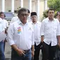 Sekjen PDIP Hasto Kristianto (tengah) bersama para sekjen partai pendukung capres dan cawapres Jokowi-Ma'ruf  tiba di Gedung KPU, Jakarta, Sabtu (22/9). Mereka melaporkan dana awal kampanye Pilpres 2019. (Liputan6.com/Herman Zakharia)