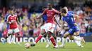 Pemain Nottingham Forest, Willy Boly, berusaha mengamankan bola dari pemain Chelsea, Ben Chilwell, pada pertandingan pekan keempat Premier League 2023/2024 di Stadion Stamford Bridge, Sabtu (2/9/2023). Chelsea takluk 0-1 dari sang tamu. (AP Photo/Kirsty Wigglesworth)
