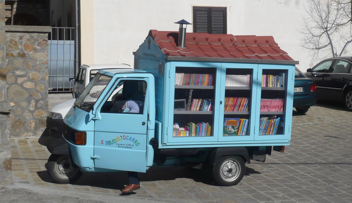 Pada tahun 2003, Antonio La Cava, pensiunan guru sekolah di Italia membuat "Bibliomotocarro", sepeda motor yang sudah dimodifikasi dan di dalamnya dilengkapi buku yang jumlahnya lebih dari 700 buku. (pinterest.com)
