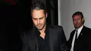 Sementara tunangan Lady Gaga, Taylor Kinney tampil dibalut setelan jas dan celana yang serasi serta kemeja hitam saat menikmati makan malam romantis di sebuah restoran yang terletak di kawasan Hollywood, Los Angeles, 20 Desember 2015. (dailymail.co.uk)