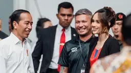 Sementara itu, Gading Marten juga mengungkapkan rasa bahagianya bisa mendampingi Presiden Jokowi meresmikan Indonesia Arena. Sama seperti Cinta, ayah dari Gempi itu juga mengucapkan terima kasih kepada beberapa menteri yang hadir. Gading juga merasa bangga karena Indonesia siap menjadi tuan rumah FIBA World Cup 2023. (Liputan6.com/IG/@gadiiing)
