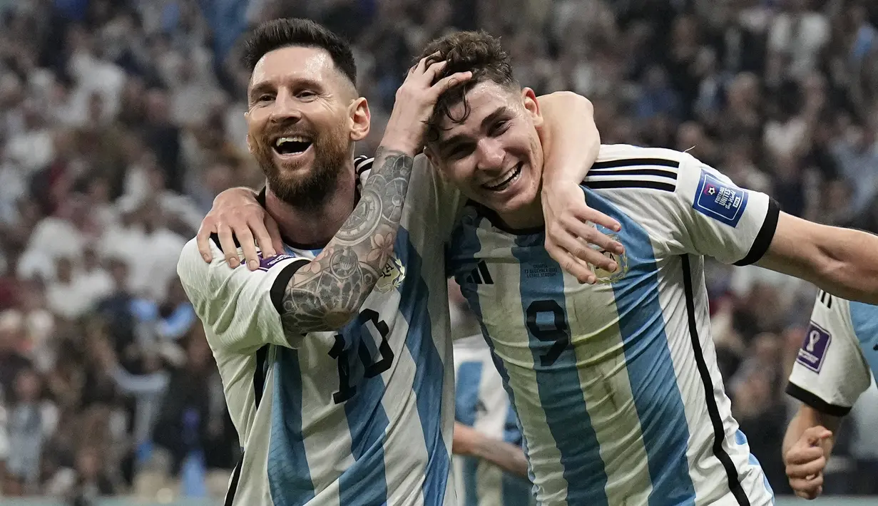 <p>Pemain Argentina, Julian Alvarez (kanan) melakukan selebrasi bersama Lionel Messi setelah mencetak gol kedua timnya ke gawang Kroasia saat laga semifinal Piala Dunia 2022 yang berlangsung di Lusail Stadium, Qatar, Selasa (13/12/2022) waktu setempat. (AP Photo/Martin Meissner)</p>