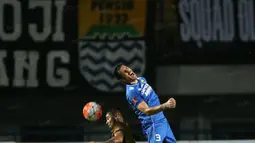 Pemain Persib, Vujovic (kanan) berebut bola dengan pemain Mitra Kukar Marlon pada laga Torabika SC 2016 di Stadion Gelora Bandung Lautan Api, Sabtu (18/6/2016). (Bola.com/Nicklas Hanoatubun)