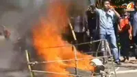 [VIDEO] Beras Raskin Buruk, Puluhan Warga di Bima Protes