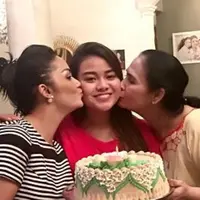 Krisdayanti ikut merayakan ulang tahun Aurel Hermansyah (Instagram/@krisdayantilemos)