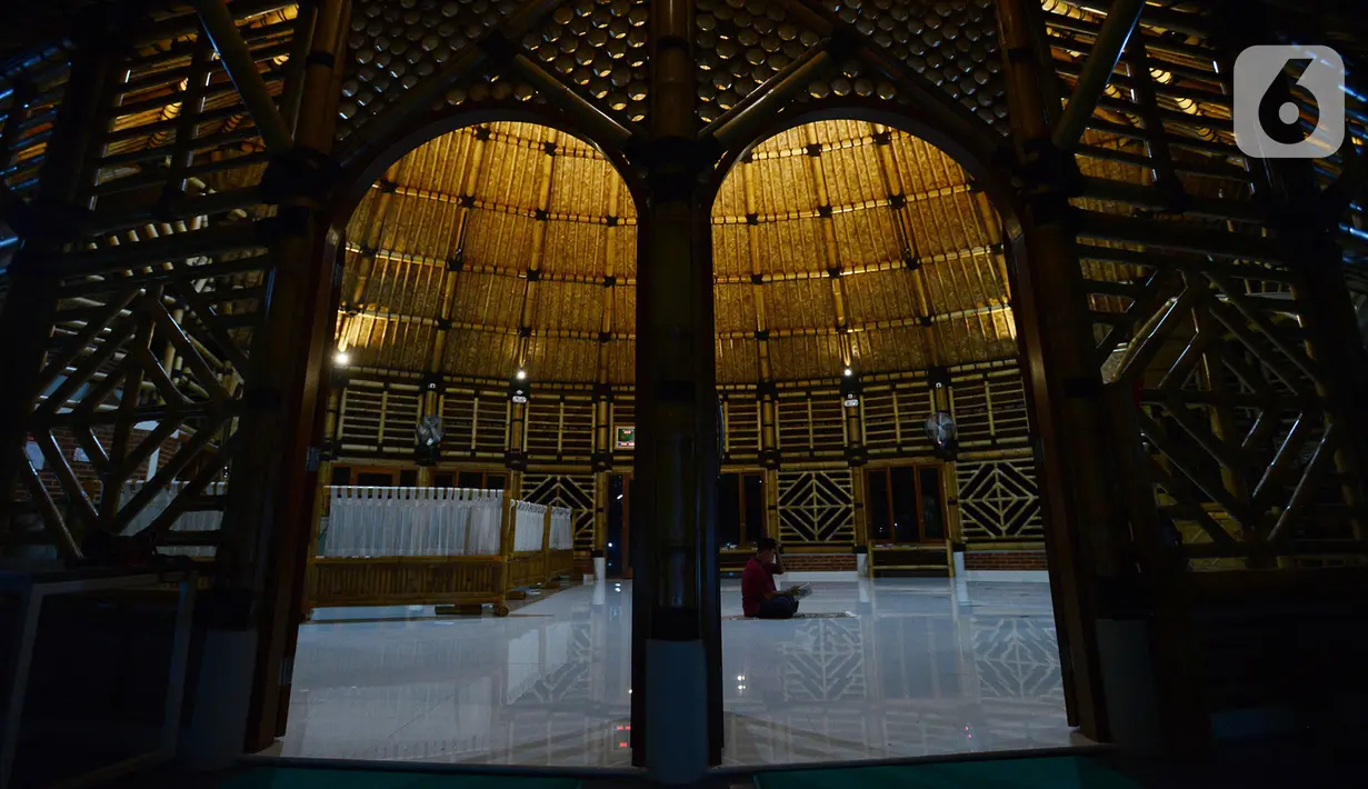 Umat Muslim membaca Alquran di masjid yang terbuat dari bambu di Kecamatan Kragilan, Kabupaten Serang, Banten, Rabu (20/5/2020). Bambu dipilih sebagai material utama pada desain bangunan masjid bernama Saka Buana itu sebagai nuansa khasanah budaya dan kearifan lokal. (merdeka.com/Imam Buhori)