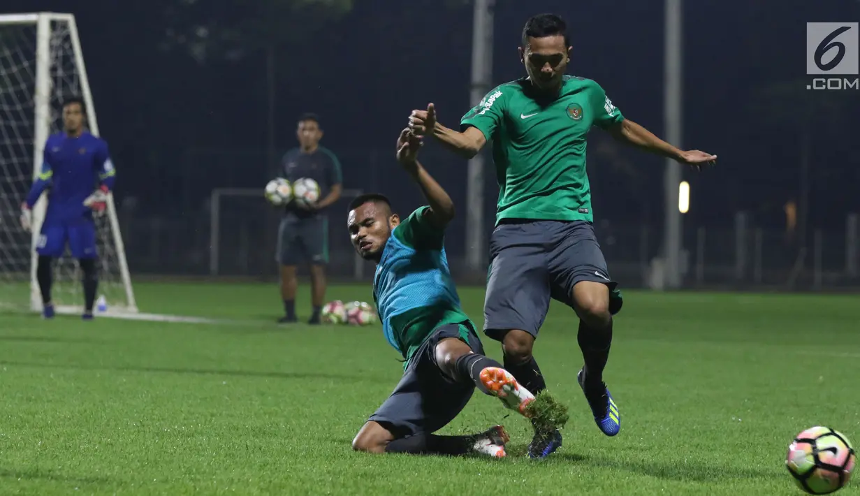 Pemain Timnas Indonesia U-23, Saddil Ramdani (bawah) berebut bola dengan Ricky Fajrin saat latihan di Lapangan B Kompleks GBK, Jakarta, Rabu (30/5). Timnas Indonesia U-23 akan melakoni uji coba melawan Thailand U-23. (Liputan6.com/Helmi Fithriansyah)