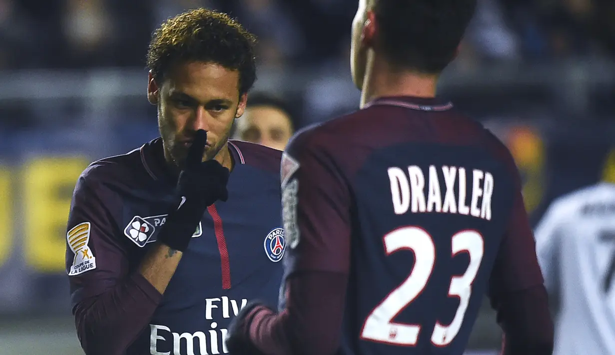 Pemain Paris Saint-Germain (PSG), Neymar merayakan keberhasilannya mengeksekusi penalti ke gawang SC Amiens pada laga Piala Liga Prancis di Stade de la Licorne, Rabu (10/1). PSG lolos ke semifinal usai menang dengan skor 2-0. (FRANCOIS LO PRESTI/AFP)