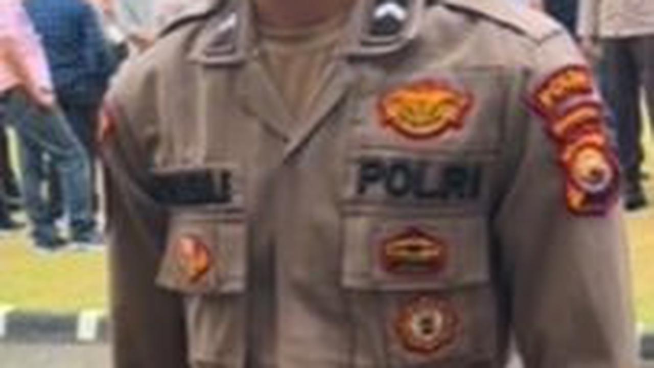 Pamen Polri Kelilingi Bripda Punya Badan Terlalu Kurus Cuma 50 Kg: Kamu Masuk Polisi Bayar?