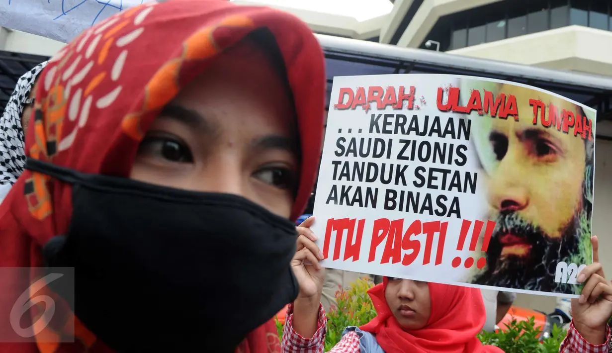 Massa membawa poster saat unjuk rasa menentang eksekusi mati Syeikh Nimr di depan Kedubes Arab Saudi, Jakarta, Senin (4/1/2015). Mereka menuntut Pemerintah Saudi untuk menghentikan semua eksekusi mati para tahanan politik.(Liputan6.com/Helmi Afandi)