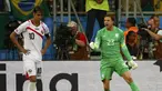 Tim Krul (kanan) menjadi kunci kemenangan Belanda atas Kosta Rika 0-0 (4-3) di perempat final Piala Dunia 2014 di Stadion Fonte Nova, Salvador, (6/7/2014). (REUTERS/Michael Dalder)