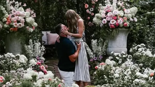 Dress Taylor Swift saat resmi dilamar Travis Kelce secara romantis. [@taylorswift]