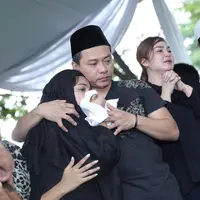 Ashanty menangis di pelukan Anang Hermansyah, saat sang bunda tercinta masuk liang lahat. (Galih W. Satria/Bintang.com)