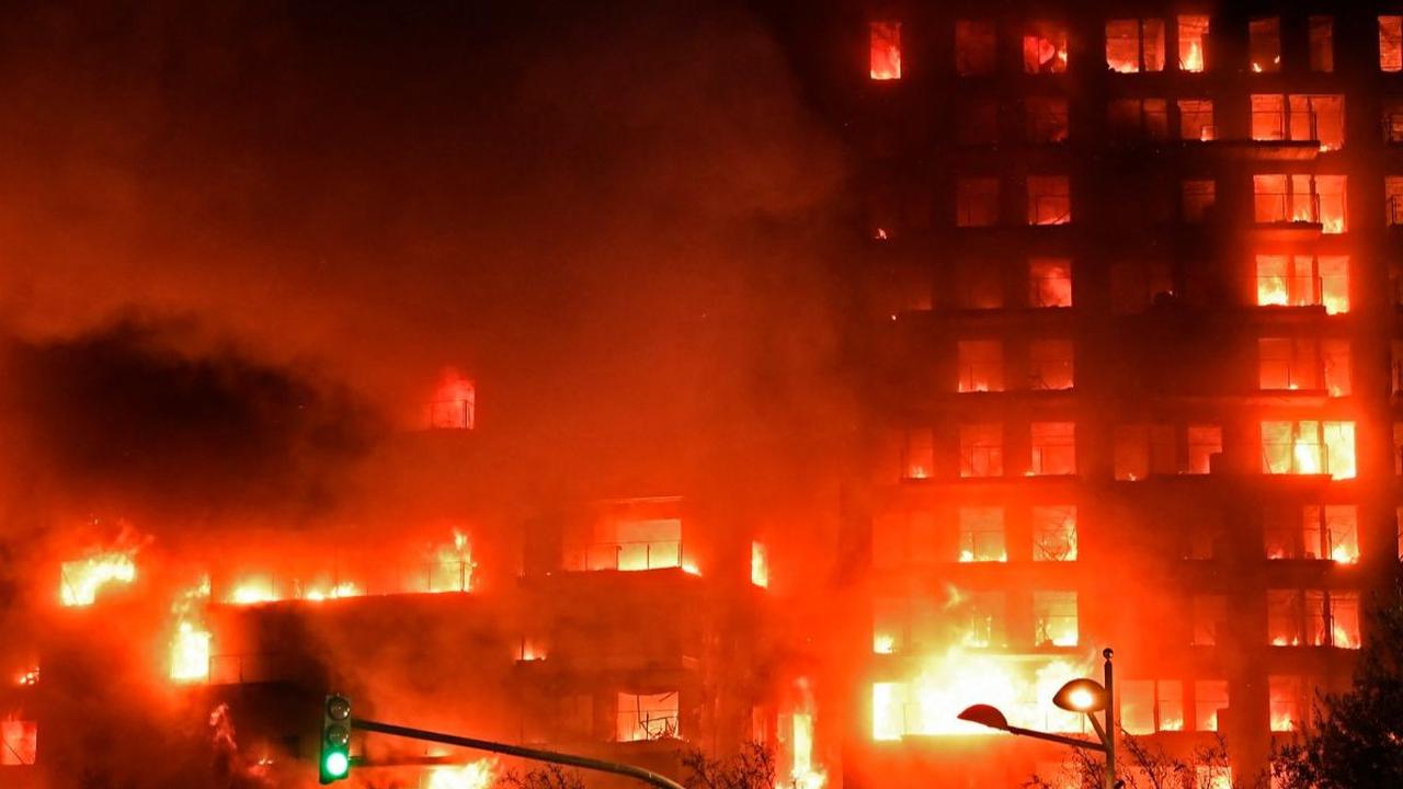 Kebakaran dahsyat melanda sebuah gedung apartemen di Valencia, Spanyol, pada Kamis (22/2/2024) malam waktu setempat. Kobaran api menjalar dengan cepat hingga membakar hampir seluruh bagian gedung. Jose Jordan/AFP