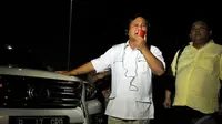 Usai berziarah, Prabowo terlihat berbincang lewat handphone di depan mobil putihnya, Jakarta, Rabu, (21/5/2014) (Liputan6.com/Johan Tallo). 