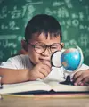 Anak mudah kecanduan games sehingga fokusnya terabaikan dengan gadget apabila berada di lingkungan yang kurang tepat. (Foto/dok: Freepik/jcomp)