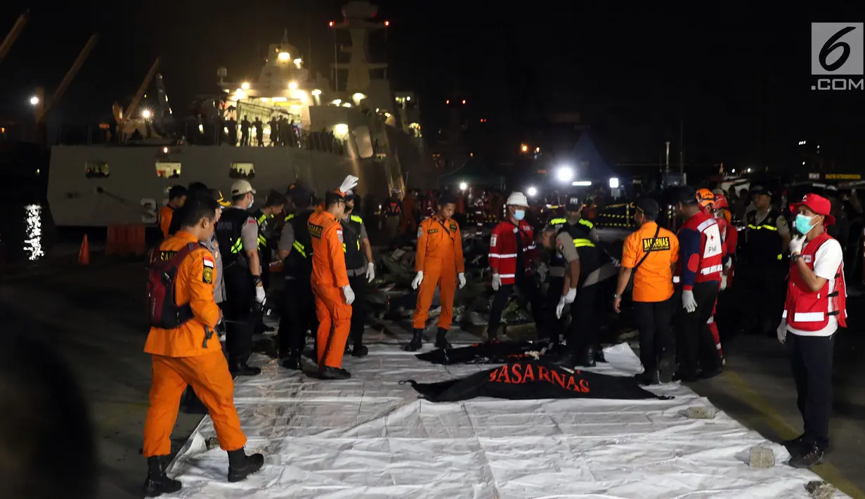 Personil SAR Gabungan bersiap mengindetifikasi kantong jenasah yang diturunkan dari KN SAR Sadewa di Pelabuhan JICT 2, Jakarta, Rabu (31/10). 189 orang menjadi korban jatuhnya pesawat Lion Air JT-610, Senin (29/10) lalu. (Liputan6.com/Helmi Fithriansyah)