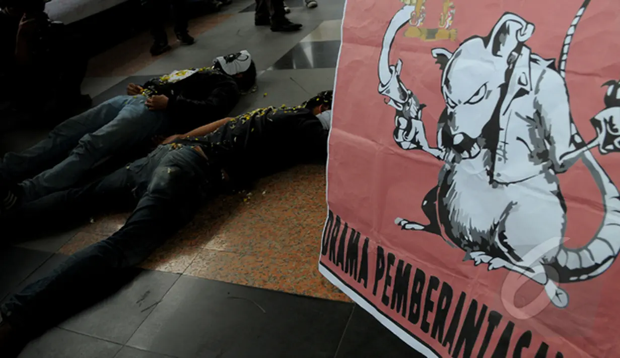 Sejumlah mahasiswa melakukan aksi teaterikal drama pemberantasan korupsi di halaman gedung KPK, Jakarta, Kamis (5/3/2015). Aksi tersebut menuntut pemerintah untuk segera menghentikan kriminalisasi KPK (Liputan6.com/Faisal R Syam)