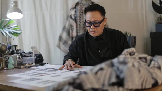 From The East, Berwastra dengan City Look Rancangan Deden Siswanto di Parade Wastra Nusantara 2025