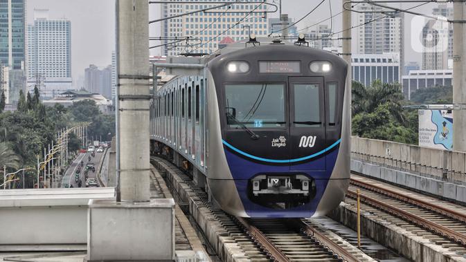 <p>Rangkaian kereta MRT melintas menuju stasiun di Jakarta, Kamis (20/10/2022). Selama 2022, perseroan menargetkan volume penumpan bisa mencapai rata-rata harian menyentuh 40.000 orang per hari. (Liputan6.com/Angga Yuniar)</p>