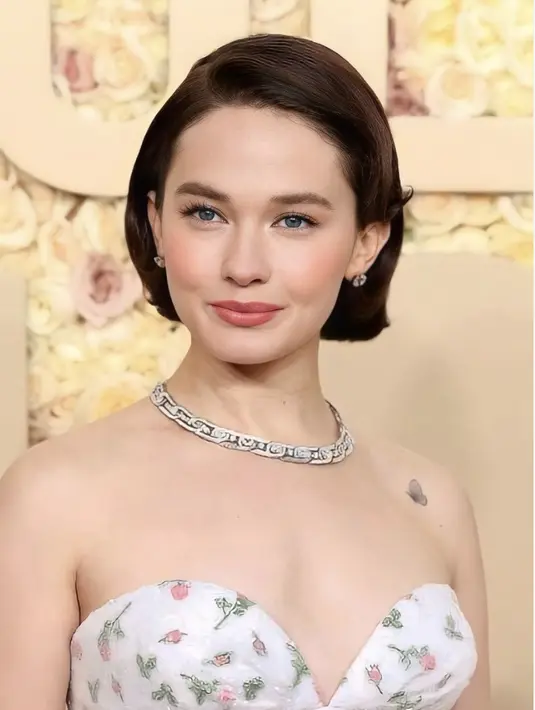 Cailee Spaeny begitu memukau dengan rambut bob-nya. riasan makeup yang tampak begitu delicate semakin hadirkan pesona cantik klasik yang menjanjikan. [Foto: Instagram/ priscillaelvismiamo]