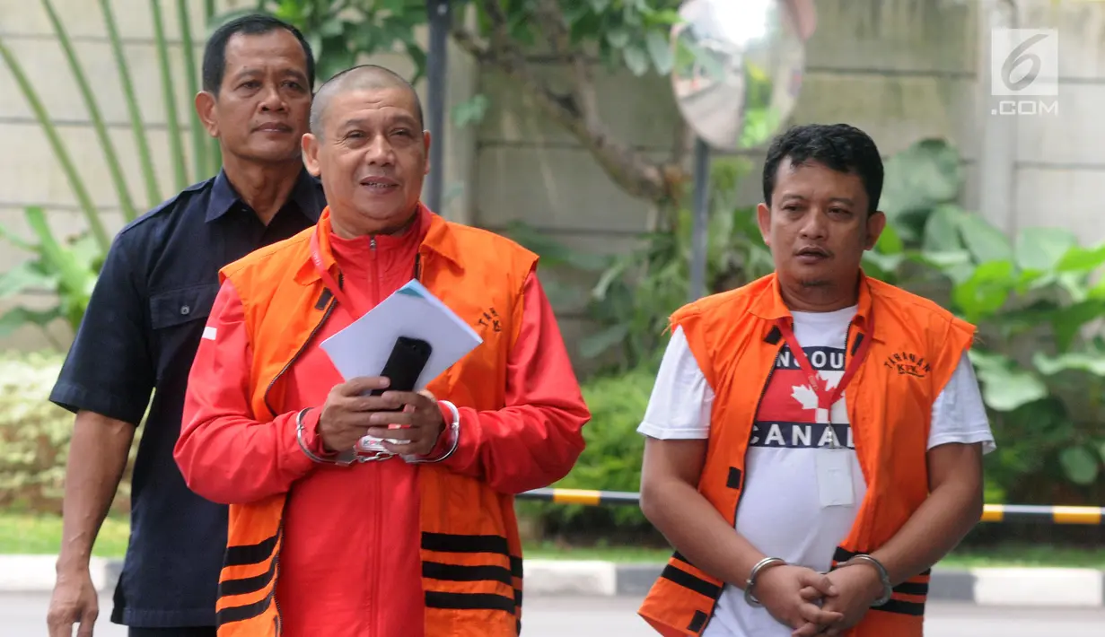 Pejabat Pembuat Komitmen Kemenpora Adhi Purnomo (kiri) dan staf Kemenpora Eko Triyanto tiba di Gedung KPK, Jakarta, Kamis (14/2). Keduanya diperiksa sebagai tersangka terkait dugaan menerima suap dana hibah dari Kemenpora ke KONI. (Merdeka.com/DwiNarwoko)