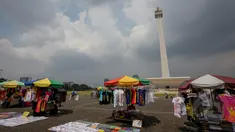 Suasana kawasan Monas saat libur Kenaikan Isa Almasih, Jakarta, Rabu (14/5/2015). Tampak sejumlah pedagang kaki lima menjajakan barang dagangannya di kawasan Monas. (Liputan6.com/Faizal Fanani)