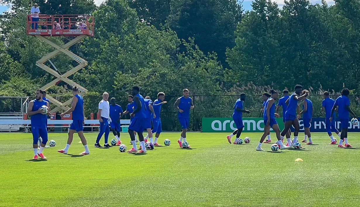 Tampak dari kejauhan ada Kylian Mbappe, Michael Olise, N'Golo Kante, Desire Doue, Theo Hernandez, dan banyak nama besar lainnya. (Bola.com/Hery Kurniawan/Adv/Powerade)