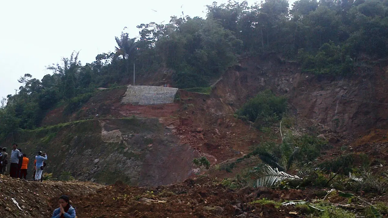 Tanah Bergeser dan Longsor, Warga Cibunian Bogor Harus Pindah
