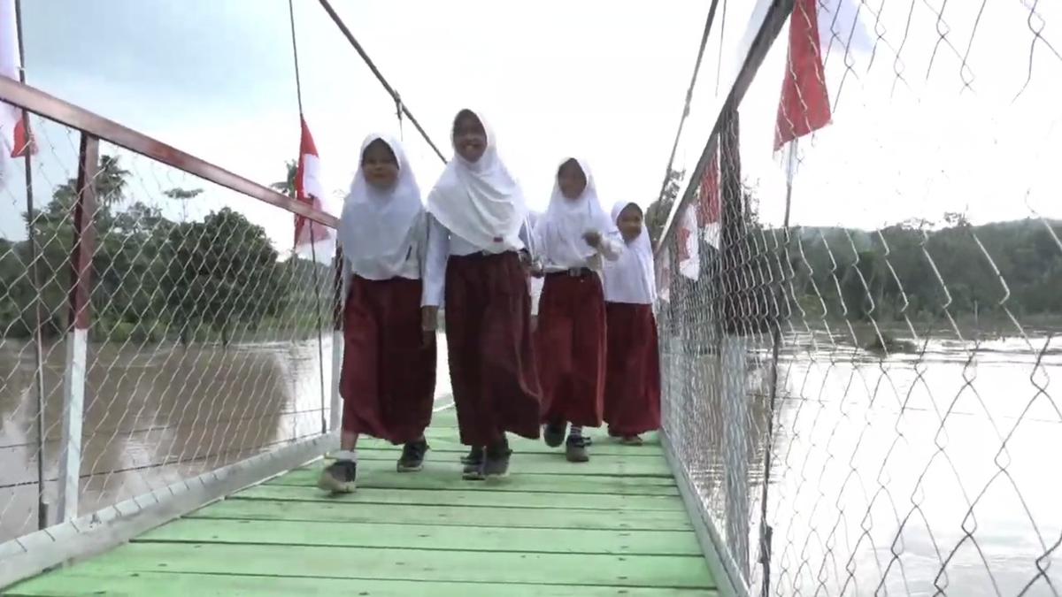 Puluhan Tahun Andalkan Getek, Warga Pringsewu Kini Punya Jembatan Penyeberangan