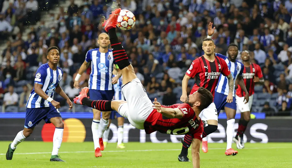 Pemain AC Milan Olivier Giroud melakukan tendangan salto saat mencoba mencetak gol ke gawang Porto pada pertandingan sepak bola Grup B Liga Champions di Stadion Dragao, Porto, Portugal, Selasa (19/10/2021). Porto menang 1-0. (AP Photo/Luis Vieira)