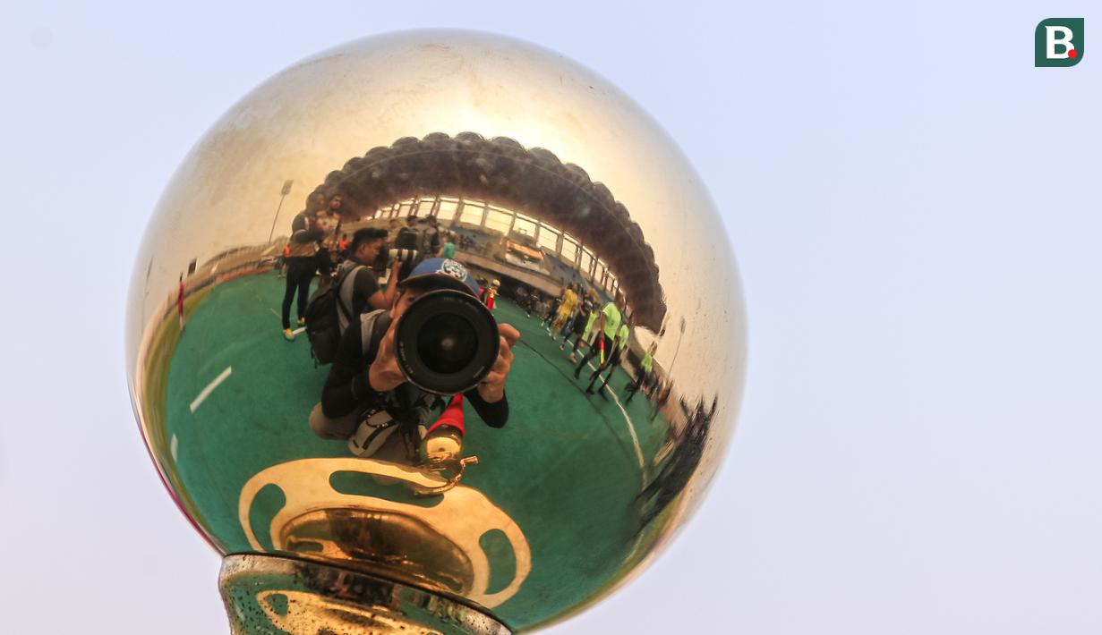 Refleksi suasana menjelang dimulainya laga lanjutan BRI Liga 1 2023/2024 antara Dewa United melawan Persebaya Surabaya di Indomilk Arena, Tangerang, Sabtu (30/09/2023). (Bola.com/Bagaskara Lazuardi)