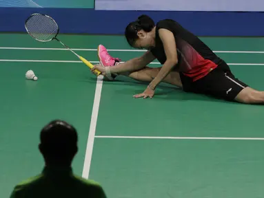 Pebulutangkis Indonesia, Fitriani, terjatuh saat melawan Busanan Ongbumrungpan pada final beregu putri SEA Games 2019 di Muntinlupa Sports Complex, Manila, Selasa (3/12). Kalah 1-3, Indonesia hanya meraih perak. (Bola.com/M Iqbal Ichsan)