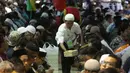 Panitia membagikan paket makanan kepada jemaah yang ingin buka puasa di Masjid Istiqlal, Jakarta, Kamis (17/5). Banyak di antara warga yang sengaja datang sambil membawa makanan untuk buka puasa bersama. (Liputan6.com/Arya Manggala)