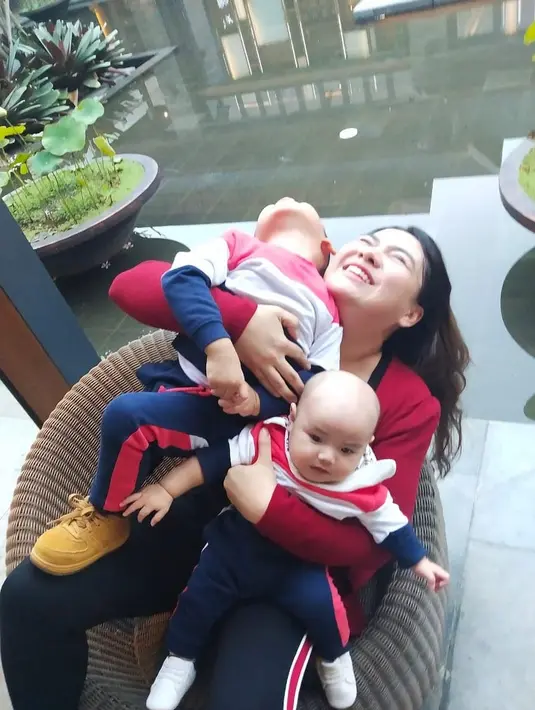 "Karena sudah dilonggarkan masa PSBB, masa transisinya juga tapi jaga protokol kesehatan seperti mengenakan face shield atau masker dan sampai rumah semua baju langsung dicuci, langsung mandi , minum vitamin juga,” pungkas Vicky Shu. (Instagram/vickyshu)