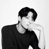 Kabar ini disampaikan langsung melalui akun resmi brand, disertai potret terbaru Jungkook yang berhasil membuat publik terpukau. [@chanel.beauty].