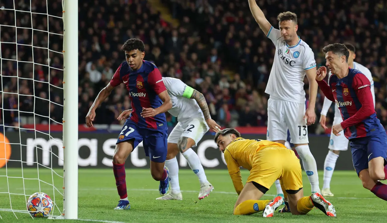 Bertindak sebagai tuan rumah, Barcelona mendapatkan perlawanan ketat dari Napoli sejak babak pertama dimulai. (LLUIS GENE/AFP)