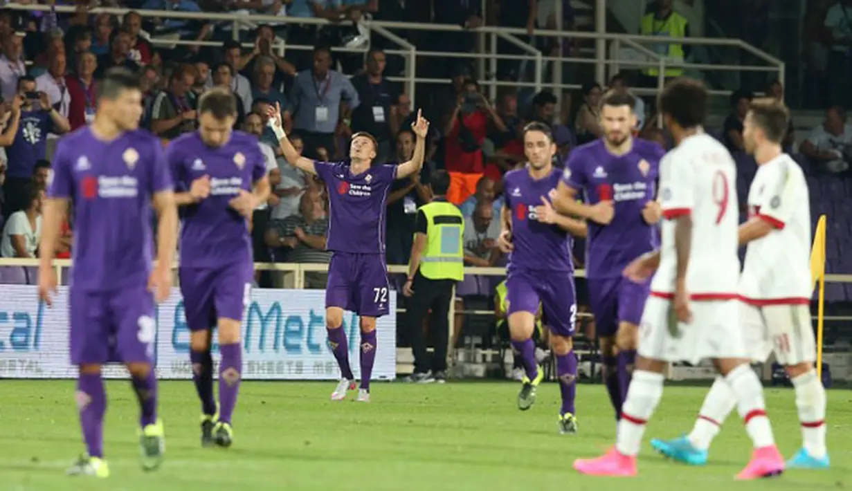 Gelandang Fiorentina, Josip Ilicic (tengah) melakukan selebrasi setelah mencetak gol pada pertandingan pekan pertama Liga Italia di stadion Florence, Italia, (23/8/2015). Fiorentina menang dengan skor 2 – 0. (AFP PHOTO/Massimo Benvenuti)