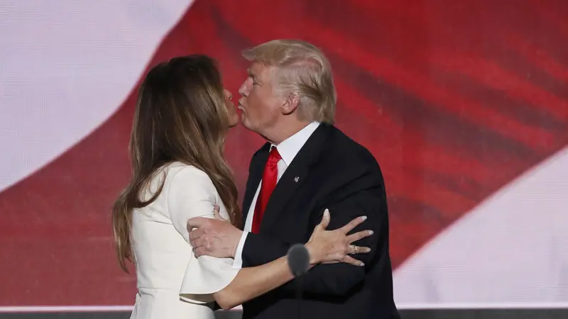 Melania Trump muncul di atas panggung setelah Partai Republik mencalonkan Donald Trump di Konvensi Nasional Partai Republik di Cleveland. (Reuters)
