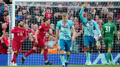 Pemain Liverpool Darwin Nunez (kedua kiri) melakukan selebrasi usai mencetak gol ke gawang Southampton pada pertandingan sepak bola Liga Inggris di Stadion Anfield, Liverpool, Inggris, 12 November 2022. Liverpool mengalahkan Southampton dengan skor 3-1. (AP Photo/Jon Super)
